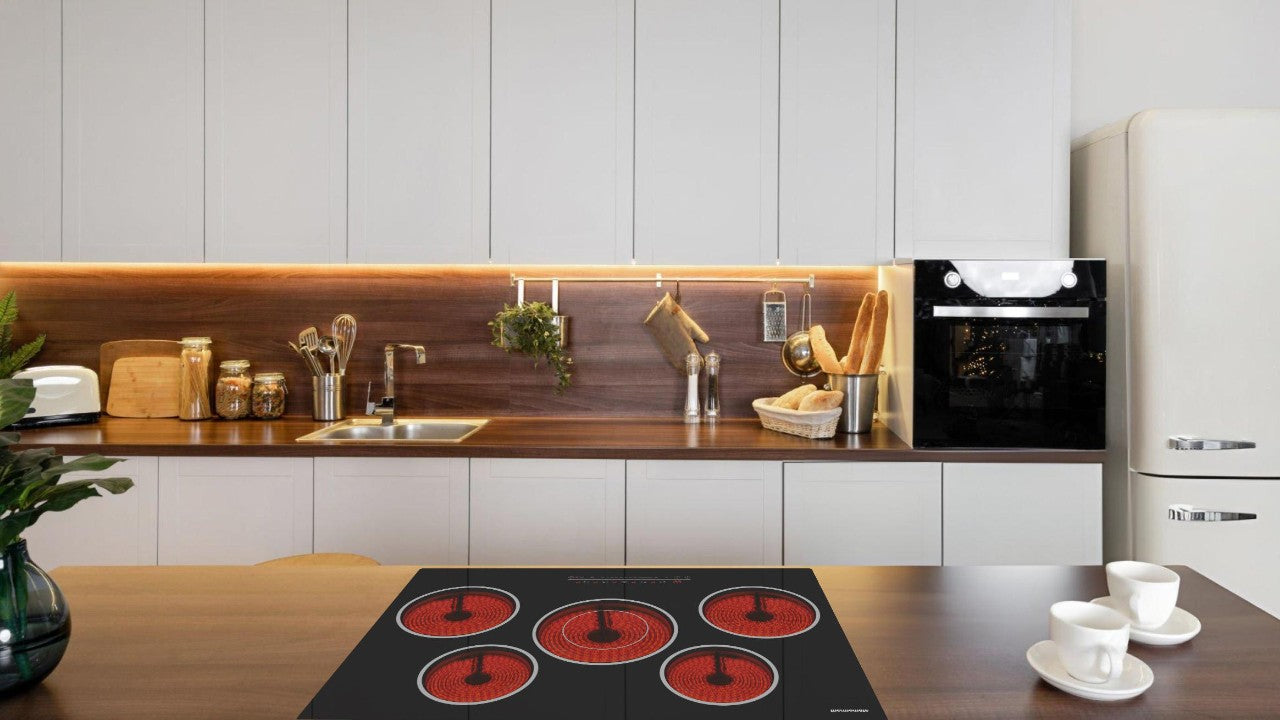 Ein Keramik-Elektroherd mit fünf Kochfeldern ist in der Küche